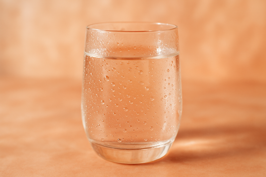 Klarer Kollagendrink mit glänzenden Wassertropfen, feuchtigkeitsspendender Look