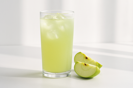 Klarer hellgrüner Apfel-Clear-Whey-Protein-Drink mit Eis und Apfelscheiben, Lidl Sportyfeel Test