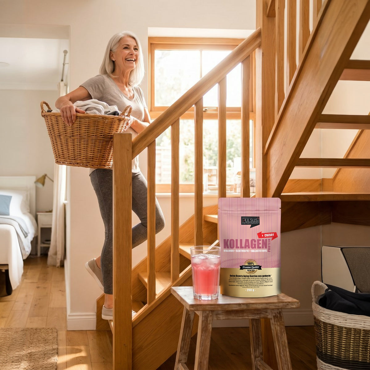 Frau mit Waeschekorb auf der Treppe, daneben PULSUS FIT Kollagen Protein