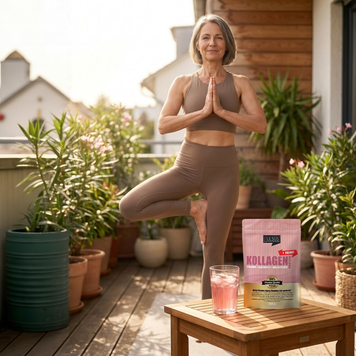 Frau beim Yoga auf der Terrasse mit PULSUS FIT Kollagen Protein