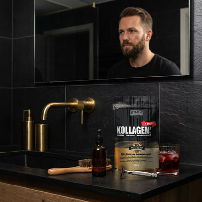 Mann mit Bart im Bad mit PULSUS FIT Kollagen Protein Men Edition